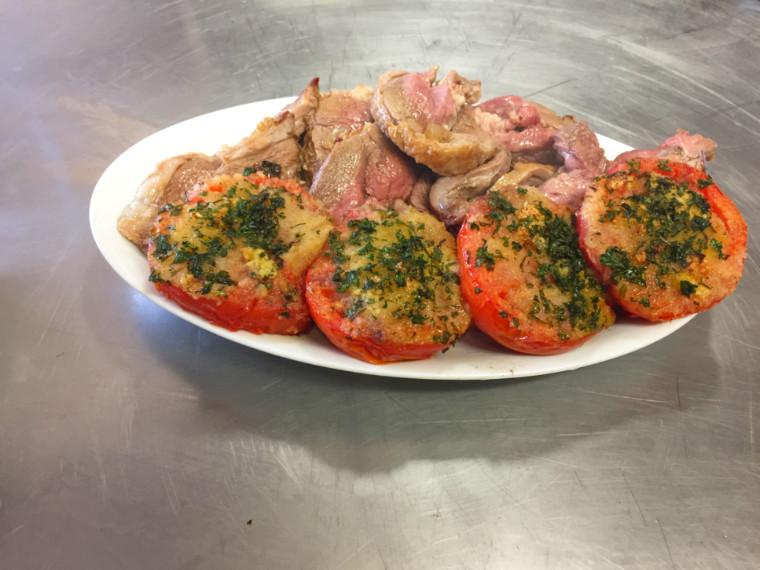 Tomate à la provençale sur épaule d'agneau